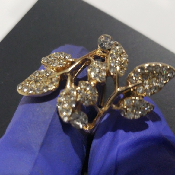 Forever 21 Gold Leaf Floral Design Statement Ring w/ Pave Crystal - Jewelry - Picture 8 of 9